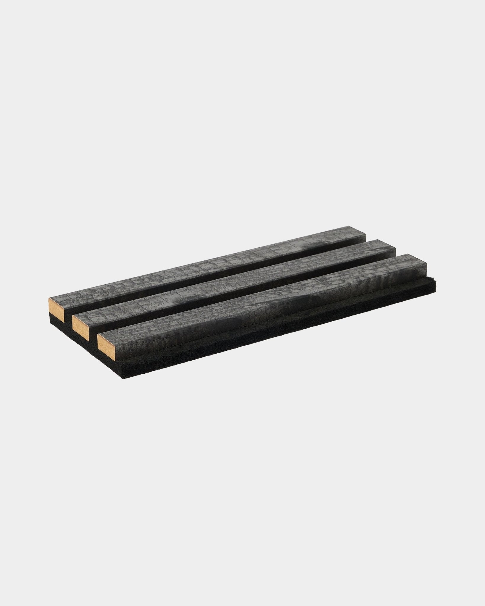 L’échantillon de dessous de plat Rebel charcoal de WoodUpp, composé de quatre lattes en bois black, illustre la durabilité et le design nordique minimaliste des accessoires pour Panneau acoustique.